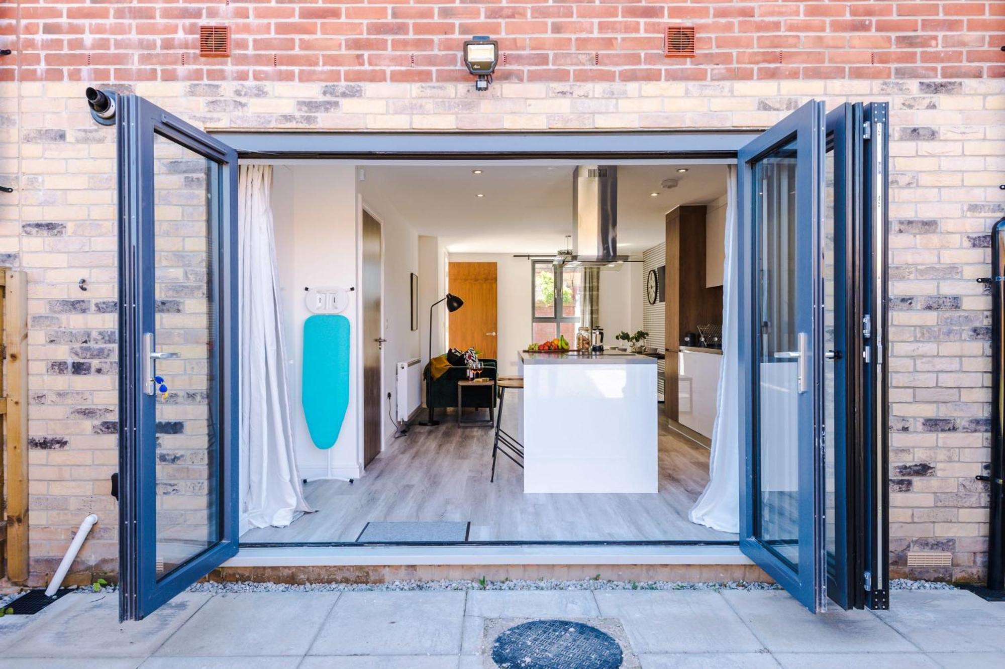 Villa Rest&Recharge At Waterway House Manchester Exterior foto