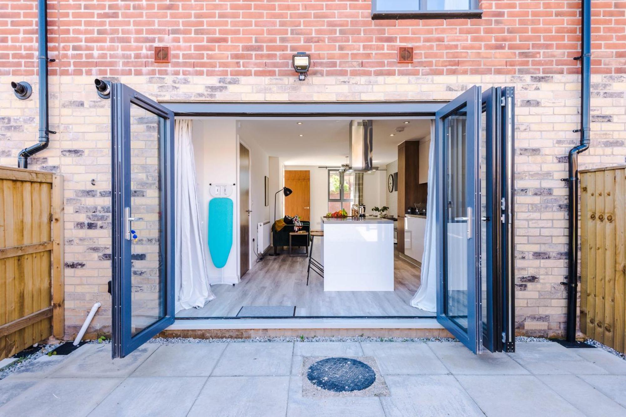 Villa Rest&Recharge At Waterway House Manchester Exterior foto